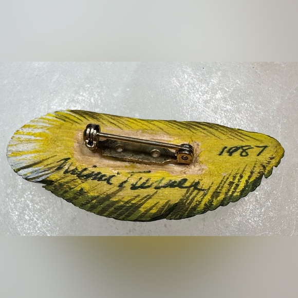 Adorable feather pin, signed 1987 wood and painted - Picture 3 of 3